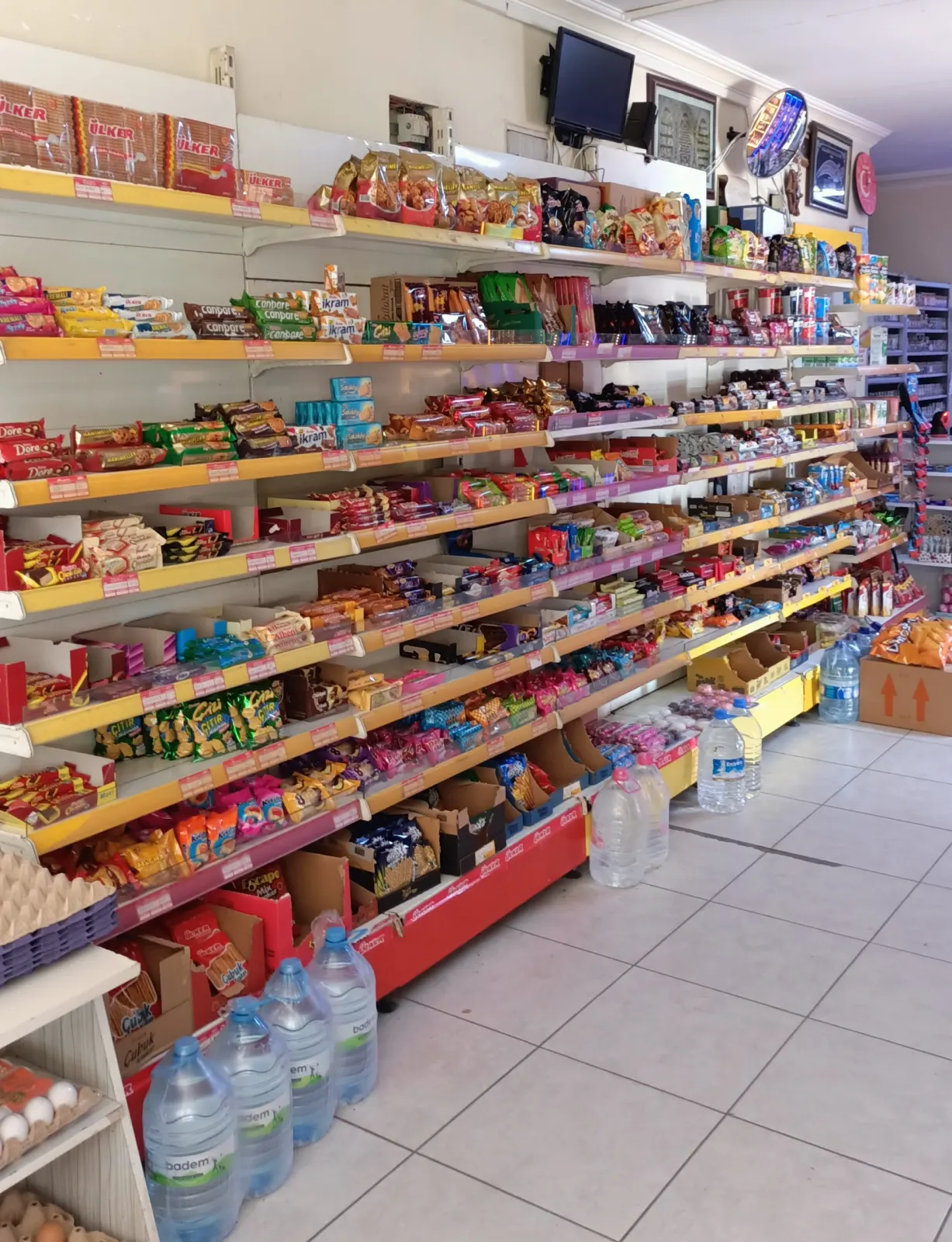 Murat Market gıda ve unlu mamul rafları