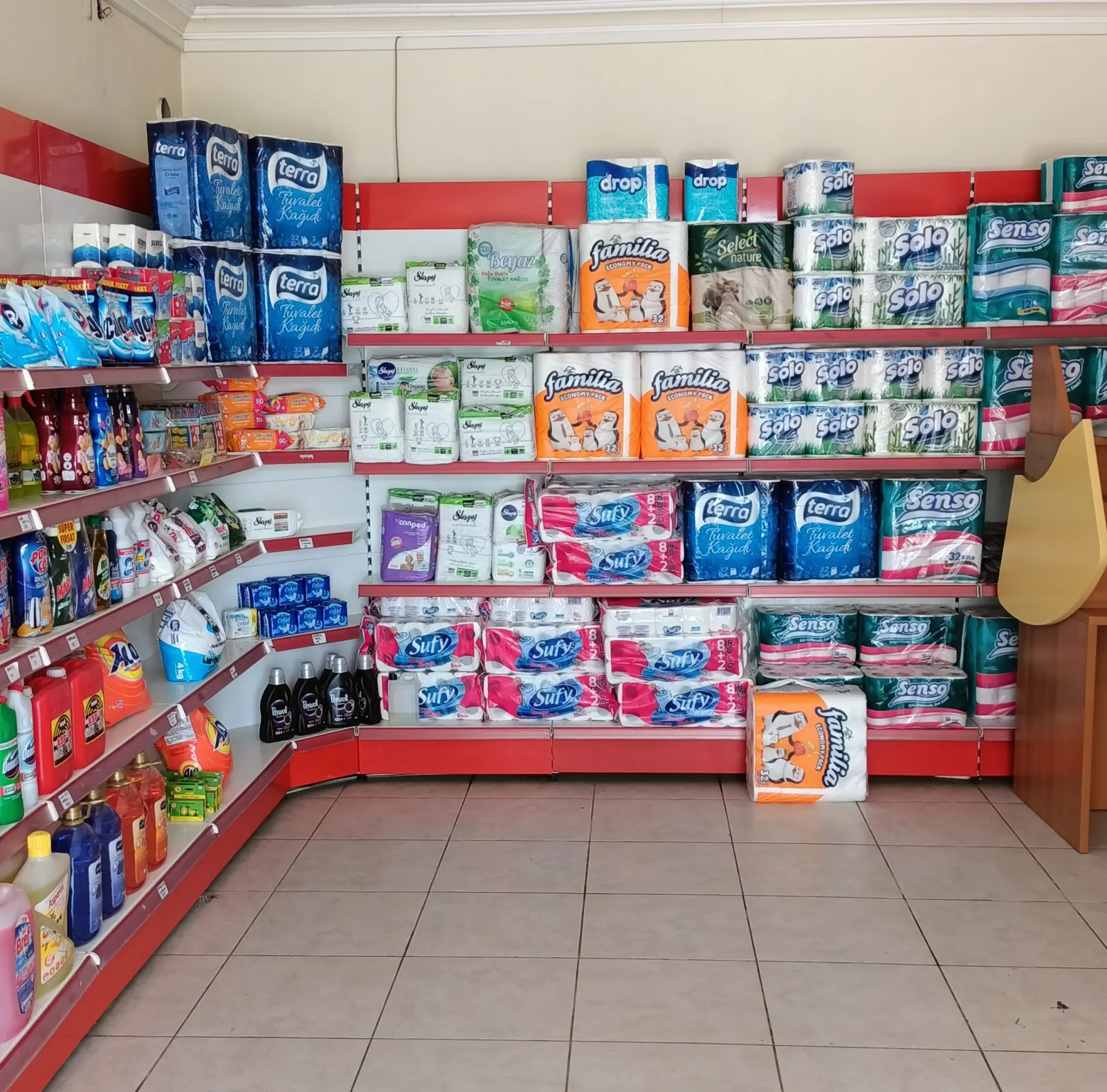 Murat Market kâğıt havlu ve temizlik ürünleri reyonu
