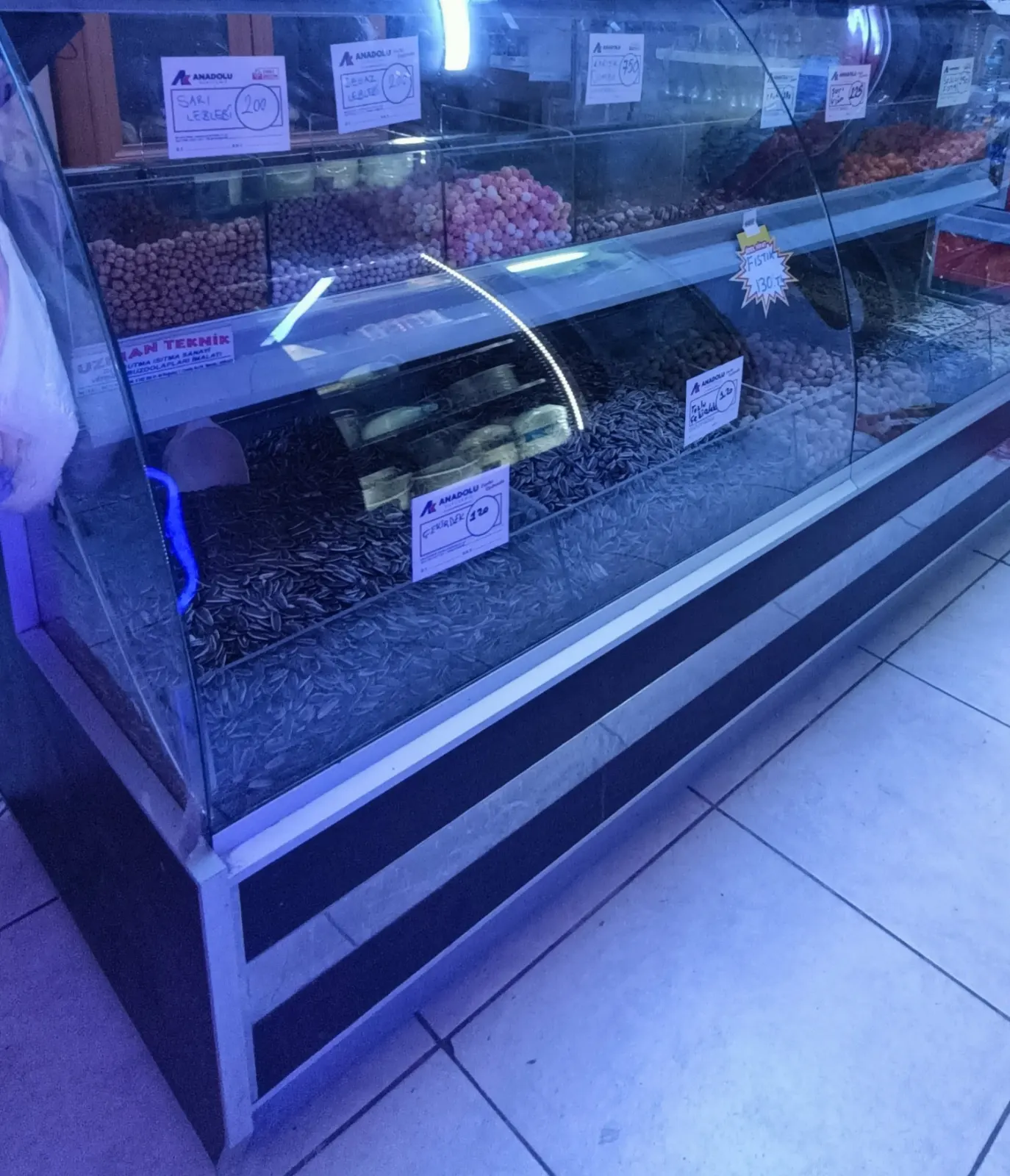 Murat Market açık kuruyemiş vitrini