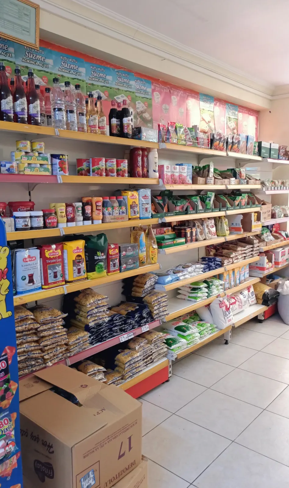 Murat Market temel gıda reyonu